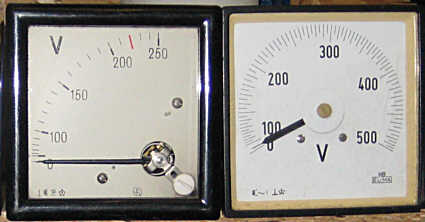 Schalttafel - Einbaumeinstrumente / 2 versch. Voltmeter